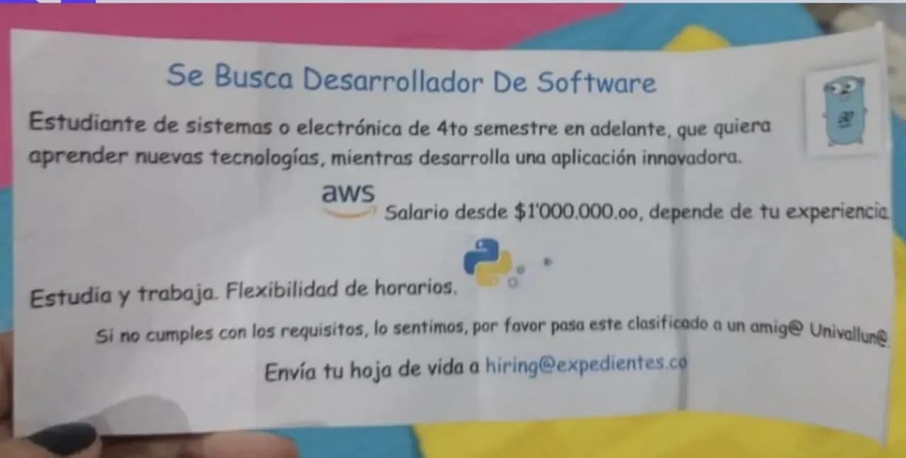 An image promoting a software developer job opening for students at Universidad del Valle